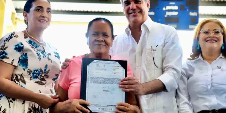 Foto del presidente Luis Abinader en el sur del país.
