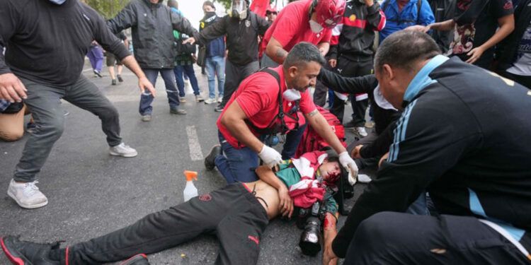 Fotógrafo herido de gravedad en protestas en Buenos Aires