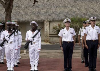 Francia cierra sus últimas bases militares en Senegal