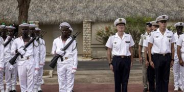 Francia cierra sus últimas bases militares en Senegal