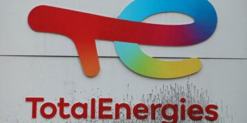 Francia condena a TotalEnergies por publicidad engañosa sobre metas climáticas