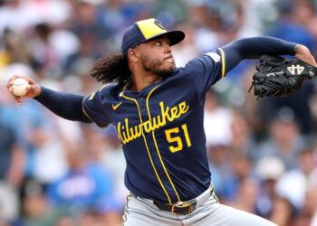 Freddy Peralta brilla con blanqueada y logra su victoria 15 ante los Cubs