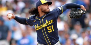 Freddy Peralta brilla con blanqueada y logra su victoria 15 ante los Cubs