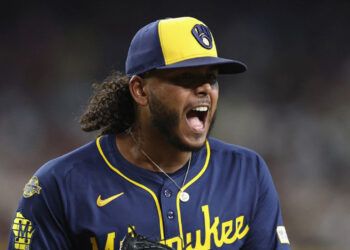 Freddy Peralta lidera abridores dominicanos en 2025