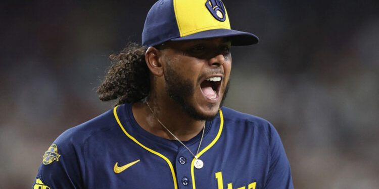 Freddy Peralta lidera abridores dominicanos en 2025