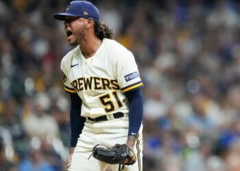 Freddy Peralta poncha a 9 y Cerveceros dominan a los Cubs