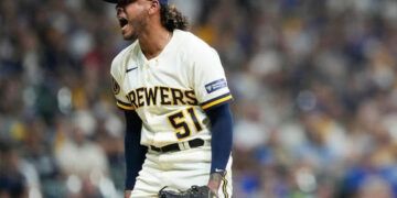 Freddy Peralta poncha a 9 y Cerveceros dominan a los Cubs