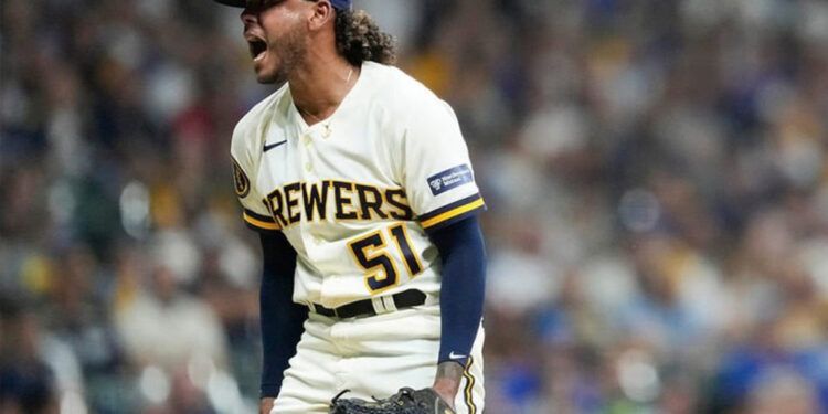 Freddy Peralta poncha a 9 y Cerveceros dominan a los Cubs
