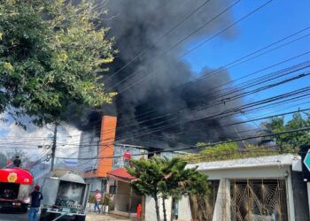 Fuego consume almacén de Prodacom en Santiago