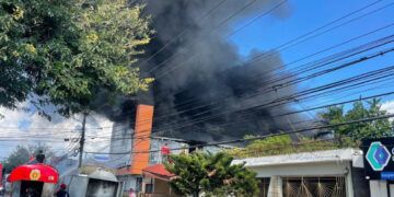 Fuego consume almacén de Prodacom en Santiago