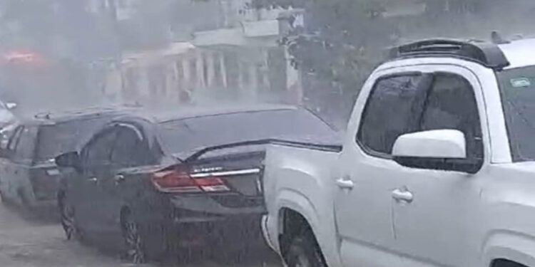 Fuertes lluvias provocan inundaciones en Santiago de los Caballeros