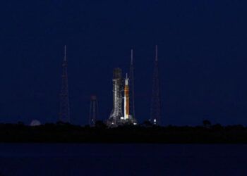 Fuga de combustible retrasa misión lunar de la NASA