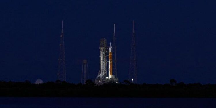 Fuga de combustible retrasa misión lunar de la NASA