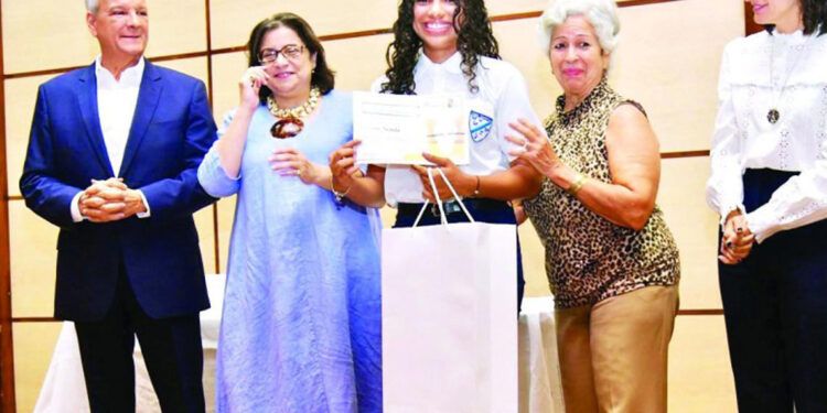 Fundación Macarrulla premia a jóvenes por ensayos sobre libertad