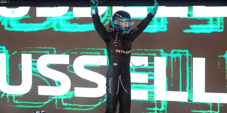 George Russell gana en Singapur y McLaren conquista título de constructores