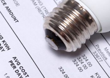 Gobierno de Chile promete compensar a familias por cobros indebidos en luz