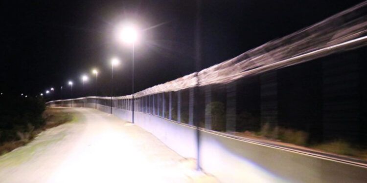 Gobierno ilumina el muro fronterizo en Dajabón para reforzar seguridad