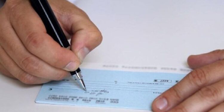 Gobierno retoma pago con cheques para verificar nóminas