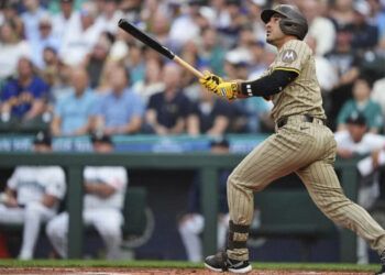 Grand slam de Laureano guía triunfo de Padres 7-6 sobre Marineros