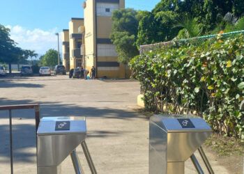Gremio de profesores critica gasto en tarjetas de acceso