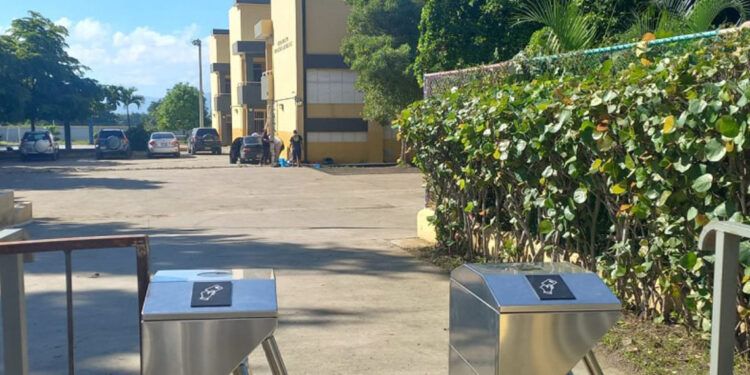 Gremio de profesores critica gasto en tarjetas de acceso