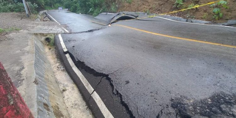 Grieta divide carretera Altamira-Río Grande y deja cinco comunidades incomunicadas