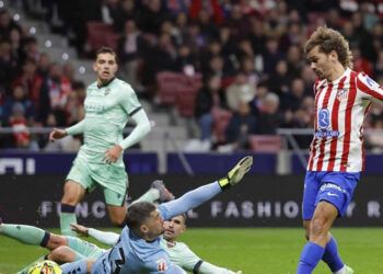 Griezmann firma doblete y pone al Atlético a nivel del Barça