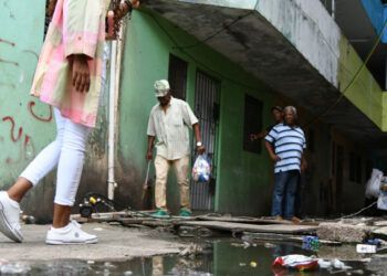 Guachupita vive entre aguas cloacales y basura por colapso del drenaje
