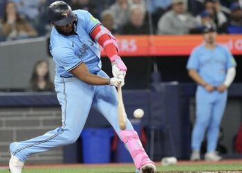 Guerrero Jr. remonta con HR de tres carreras y Azulejos vencen a Medias Rojas