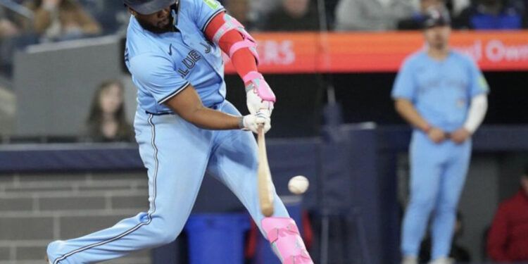 Guerrero Jr. remonta con HR de tres carreras y Azulejos vencen a Medias Rojas