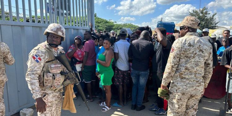 Haitianos cierran puente en Dajabón por cobro de impuestos