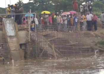 Haitianos modifican ataguía en río Masacre para captar agua.