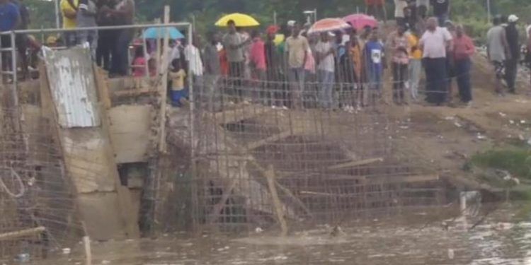 Haitianos modifican ataguía en río Masacre para captar agua.