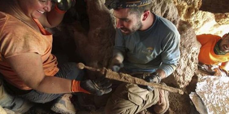 Hallan cuatro espadas romanas intactas en cueva del Mar Muerto