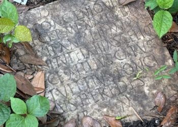 Hallan en Nueva Orleans lápida romana perdida hace 1,900 años
