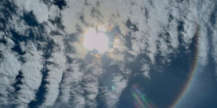 Halo solar sorprende a dominicanos con anillo brillante en el cielo