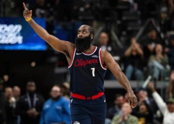 Harden brilla con 30 puntos y Clippers arrollan a Suns en casa