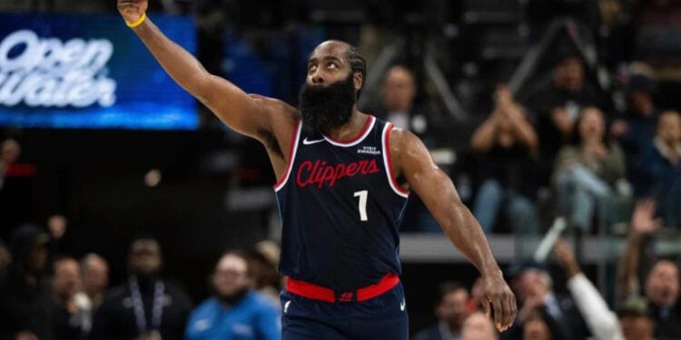 Harden brilla con 30 puntos y Clippers arrollan a Suns en casa
