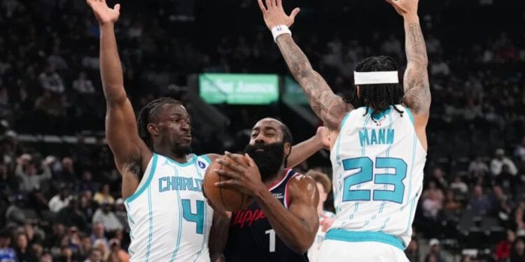 Harden supera a Shaquille y entra al noveno lugar histórico