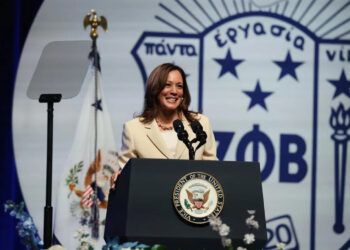 Harris se apoya en hermandad afroamericana para pedir voto de mujeres negras