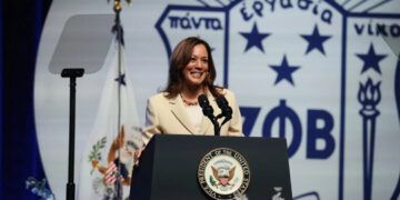 Harris se apoya en hermandad afroamericana para pedir voto de mujeres negras