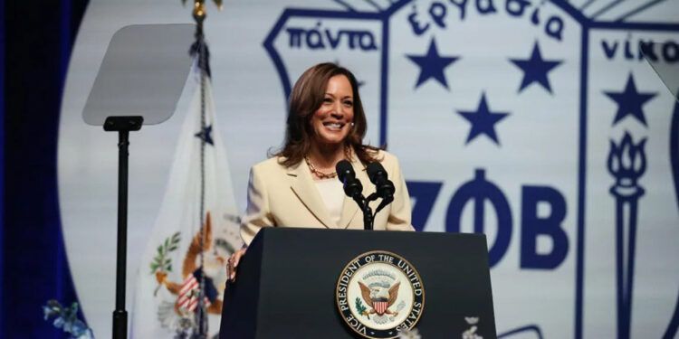 Harris se apoya en hermandad afroamericana para pedir voto de mujeres negras