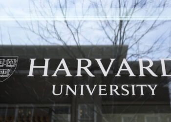 Harvard demanda a Trump por veto a estudiantes extranjeros