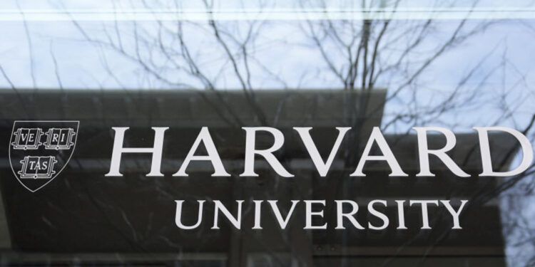Harvard demanda a Trump por veto a estudiantes extranjeros