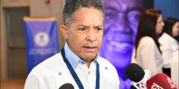 Hipólito Mejía aconseja a Eugenio Cedeño en evento del PRM