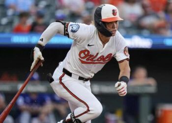 Holliday dispara jonrón de tres y Orioles blanquean a los Rangers