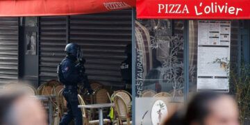 Hombre armado toma rehenes en restaurante cerca de París