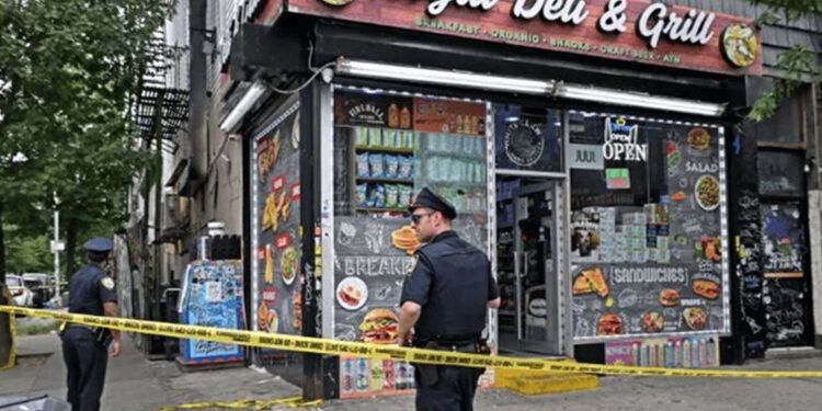 Hombre muere tras pelea con empleados en bodega de Brooklyn