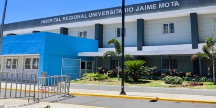 Hombre prende fuego a su pareja frente a sus hijas en Barahona