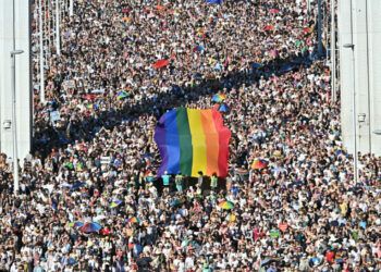 Hungría prohíbe Marcha del Orgullo y provoca protesta masiva